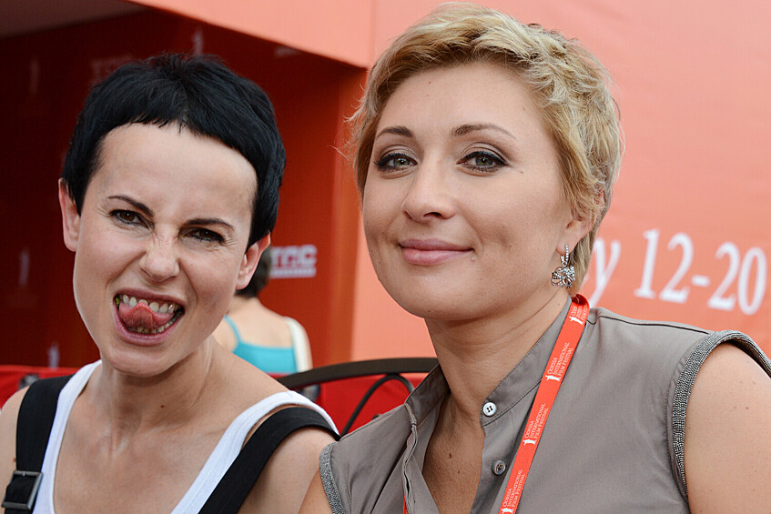 Актриса Ирина Апексимова и президент Одесского международного кинофестиваля Виктория Тигипко (слева направо) перед премьерой фильма режиссера Виктора Шамирова "Игра в правду" во время Одесского международного кинофестиваля, 13 июля 2013 года