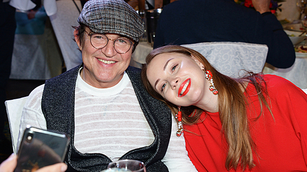 Жена Диброва объяснила, почему телеведущего нет на семейных фото