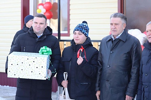 Андрей Шимкив поздравил детей-сирот с получением квартир в Сузуне