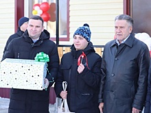 Андрей Шимкив поздравил детей-сирот с получением квартир в Сузуне