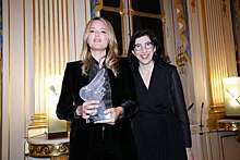 Звезда "Этой безумной любви" Виржини Эфира получила награду из рук министра культуры Франции