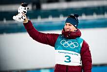 Йоханнес Бо отдыхает с женой, Большунов тренируется на снегу. Обзор соцсетей биатлонистов и лыжников