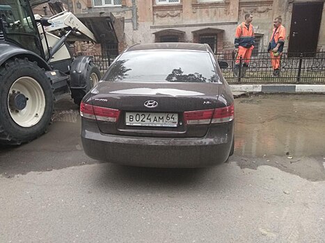 В центре Саратова припаркованная иномарка мешает коммунальным работам