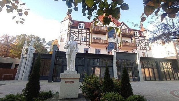 «Не Гуд бай, Ленин!»: власти Зеленоградска оставят памятник перед отелем «Курхаус»