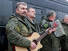 «Вокруг растяжки, а мы играем на клочке земли» Музыканты едут на СВО с концертами. Что они играют бойцам на фронте?