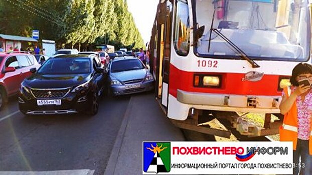 В Самаре на Ленина КИА притёрла трамвай