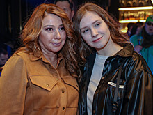 Алена Апина устроила стильную фотосессию с выросшей дочерью