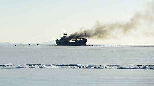В Японском море загорелось судно с 30 рыбаками РФ