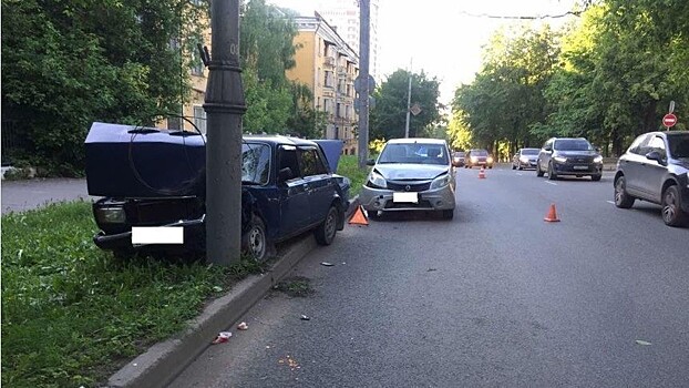 В Кирове водитель «семерки» проверил на прочность фонарный столб