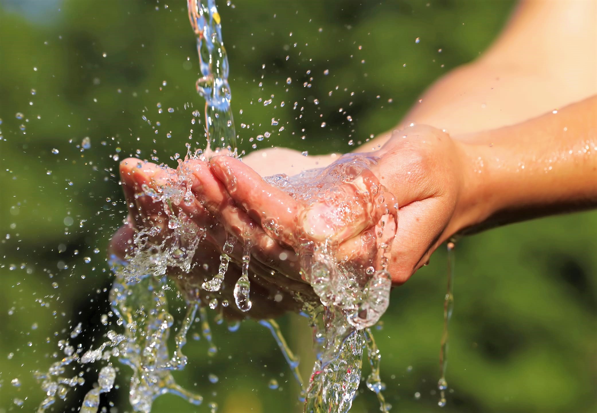 Водички руки. Вода в руках. Руки под струей воды. Струя воды руки. Вода льется на руку.