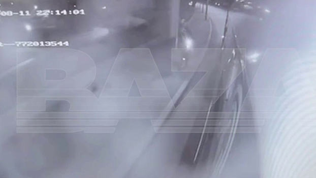 В Сети появились кадры ДТП с подростками на самокате, которые врезались в столб