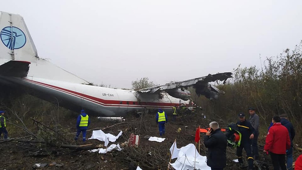   Лайнер авиакомпании «Украина Аэроальянс» выполнял чартерный грузовой рейс из испанского Виго во Львов. На его борту, согласно предварительной информации, находились восемь человек — семеро членов экипажа и один сопровождающий.