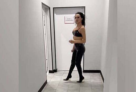 44-летняя певица Слава прошлась на камеру в латексном наряде