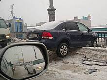 Иномарка повисла на разделителе на Коммунальном мосту в Новосибирске