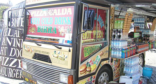Мобильный ларёк в самом центре Рима