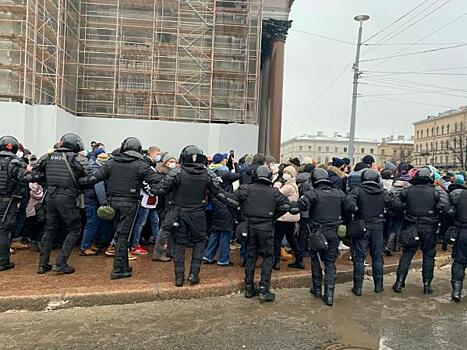 В Петербурге проводят задержания участников акции в поддержку Навального