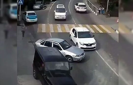 Нерадивый водитель «смог» врезаться только с третьей попытки