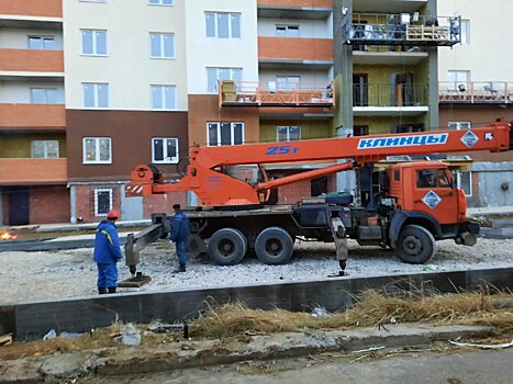 Строители в Саратове засыпали прохожих строительным мусором