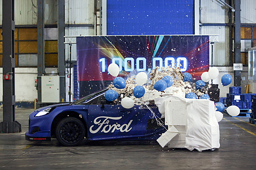 Гоночный Ford Puma устроил эффектный заезд по заводу в Румынии