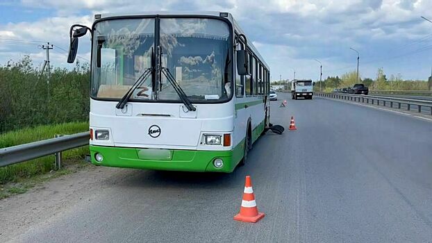 В Гнусино у пассажирского автобуса во время движения взорвалось колесо