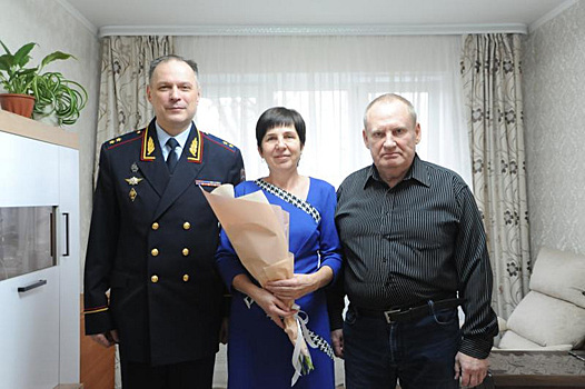 Глава краевого МВД вручил подарок пермяку, спасшему девушку от маньяка