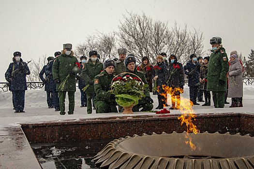 Военнослужащие Ульяновского отдельного гвардейского соединения ВДВ почтили память героев Сталинградской битвы