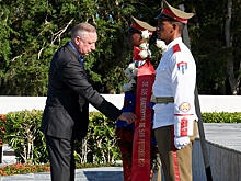 Беглов возложил цветы к памятнику советским воинам-интернационалистам на Кубе