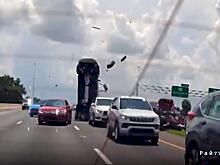 Водитель пикапа отвлёкся и врезался, а затем перевернул автомобиль в США