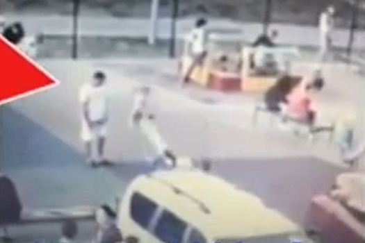 Россиянин отомстил маленькой девочке за падение его дочери с качелей