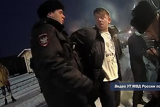 Снятый с поезда пьяный россиянин ответил полицейскому словами «ну бесишь»