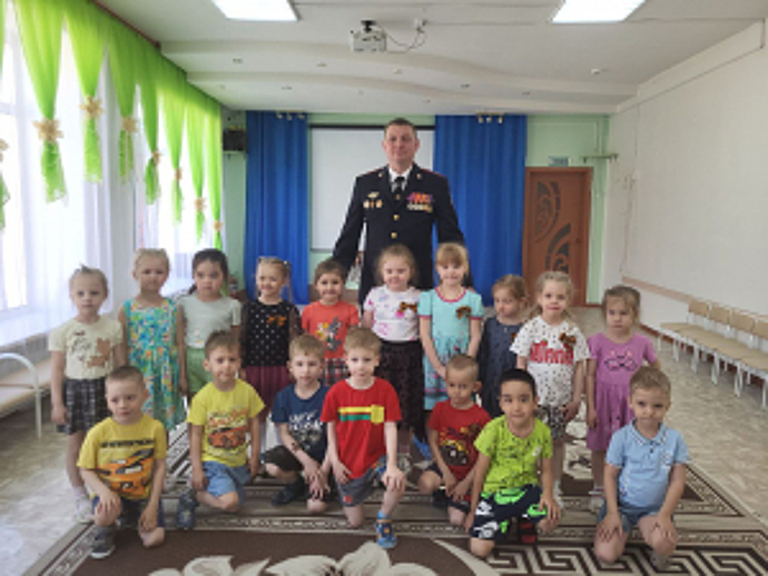 В Иркутской области полицейский провел «Урок мужества» для воспитанников детского сада