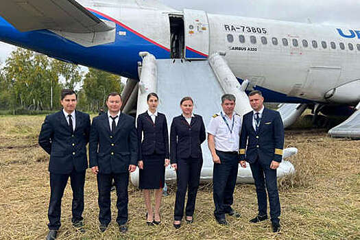 "360": второй пилот позвонил жене после посадки самолета под Новосибирском