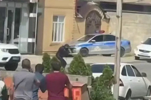 Момент нападения на сотрудников ГИБДД в Махачкале попал на видео