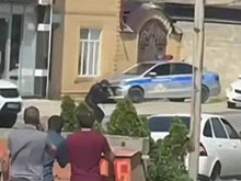 Момент нападения на сотрудников ГИБДД в Махачкале попал на видео