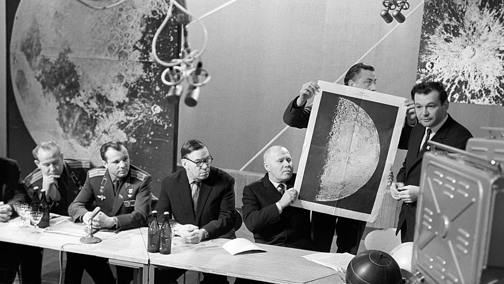 На фото: пресс-конференция, посвященная осуществлению мягкой посадки на Луну советской автоматической станции «Луна-9»