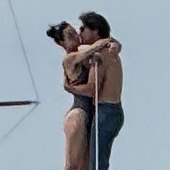 Кэти Перри и бывшего премьера Канады Джастина Трюдо сняли во время поцелуя на яхте