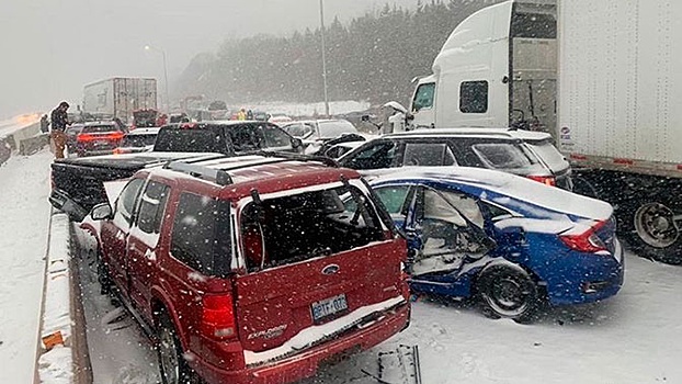 Более 40 автомобилей столкнулись в Канаде