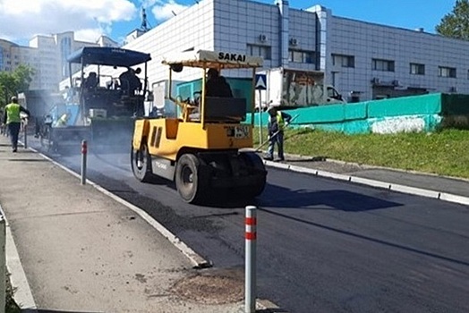 В двух дворах 9-го микрорайона началась замена асфальта «большими картами»