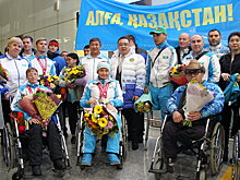 Паралимпийцев-призеров ЧМ встретили с плакатами и цветами в Астане