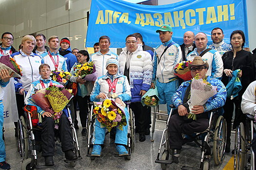 Паралимпийцев-призеров ЧМ встретили с плакатами и цветами в Астане
