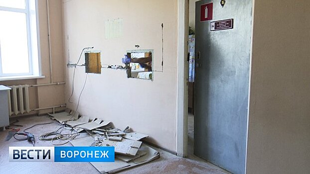 После фото пациента на коленях в воронежской поликлинике демонтировали низкие окна