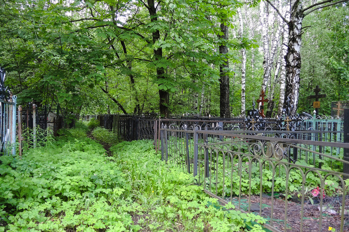 Российская треш-блогерша рассказала о кощунственном поступке на могиле родных