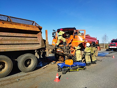 Спасатели Удмуртии помогли зажатому в КАМАЗе водителю