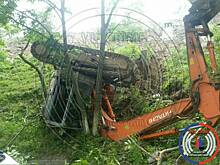 Экскаватор рухнул на припаркованные автомобили во Владивостоке