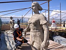 На сталинской высотке в Москве обновят 16 бетонных фигур