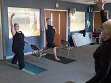 Для защиты от падений и переломов пожилым людям нужна йога