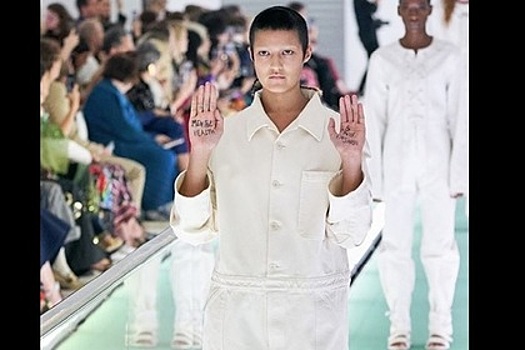 Модель устроила протест на подиуме из-за «смирительных рубашек» Gucci