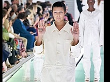 Модель устроила протест на подиуме из-за «смирительных рубашек» Gucci