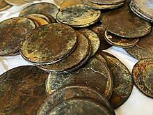 Женщина нашла на пляже сундук с монетами и драгоценными камнями