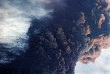 Вулкан Эбеко на Курилах выбросил столб пепла на 2 километра
